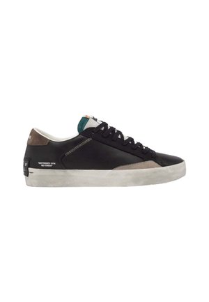 Sneaker in pelle nera con suola grigia texturizzata e dettagli marroni. Presenta una chiusura a zip e una linguetta in tessuto blu. Il testo sul lato recita "DISTRESSED WITH NO STRESS."