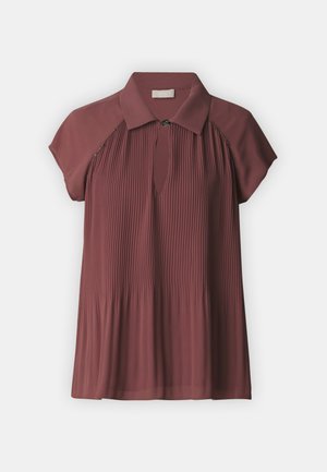 Blouse plissée bordeaux avec un col, des manches courtes en forme de cap et une ouverture en forme de clé au niveau du col. Matière douce avec un design fluide.