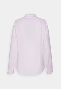 Camicia rosa chiaro con bottoni, caratterizzata da righe verticali, maniche lunghe e colletto. Tessuto morbido con una texture liscia.