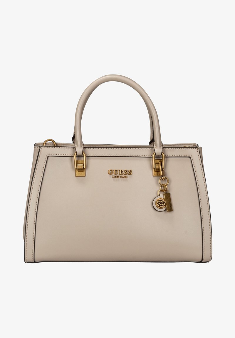 Borsa GUESS beige con due manici, accessori in oro, placca con il nome del marchio e charm decorativi in oro e beige nella parte frontale.