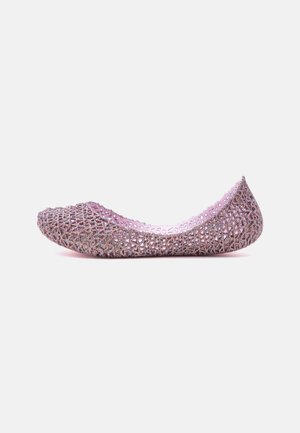 Chaussure de ballet plate avec un motif en treillis ouvert rose et pailleté, vue de profil sur fond blanc.
