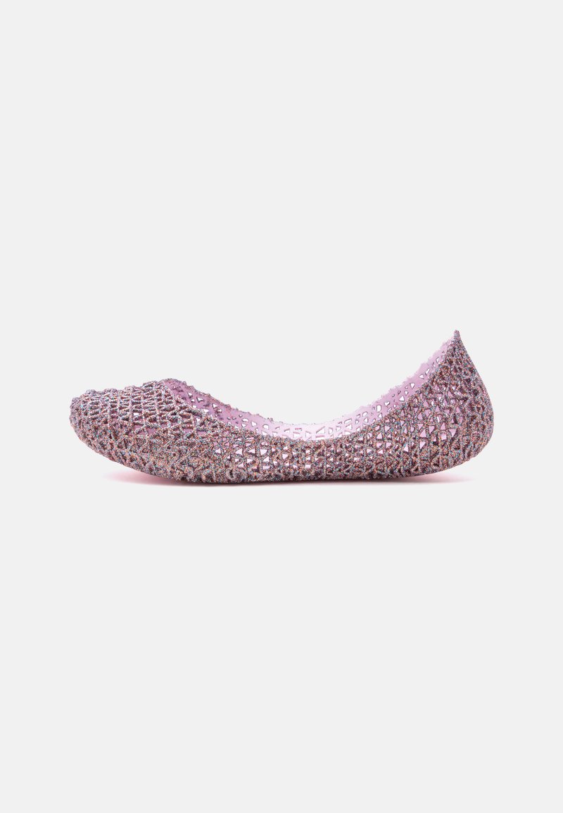 Chaussure de ballet plate avec un motif en treillis ouvert rose et pailleté, vue de profil sur fond blanc.