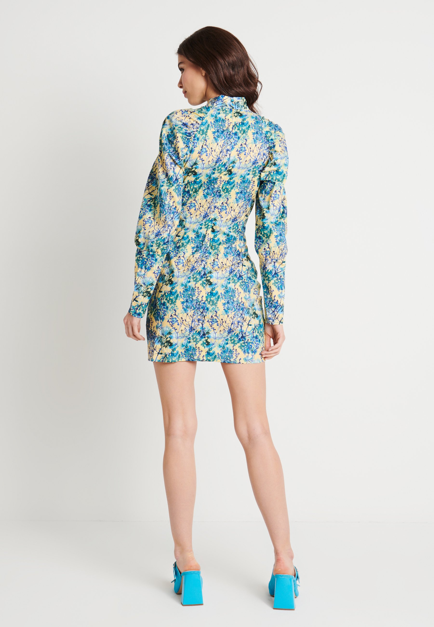NA KD HIGH NECK ELASTIC DETAIL DRESS Etuikjole yellow NA-KD HIGH NECK ELASTIC DETAIL DRESS - Etuikjole - yellow