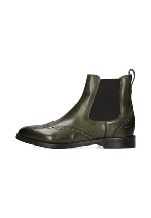 Olivgrüner Chelsea-Lederstiefel mit schwarzen elastischen Seitenpaneelen, Brogue-Details und niedrigem schwarzen Absatz auf weißem Hintergrund.