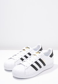 adidas gazelle silver green womens Scarpe Uomo ADIDAS Sneakers linea Superstar in Pelle Sintetica colore Bianco  e Nero con Scritte Laterali a sconto – Cuoieriashop main image 1