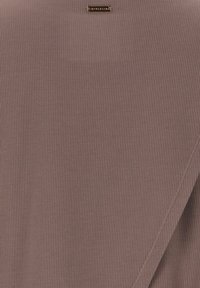 Top in tessuto a costine color malva con una leggera texture, caratterizzato da un discreto tag logo in finitura bronzo. Il design include uno stile avvolgente.