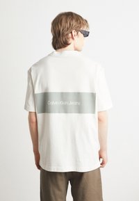 Calvin Klein Jeans COLORBLOCK TEE - Camiseta estampada - ivory
