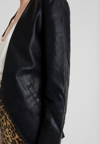 KIOMI Jacka i konstläder - black