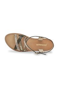 Infradito con suola in pelle marrone. Presenta cinturini in tessuto effetto pelle di serpente verde e argentati metallici. Include una piccola fibbia regolabile.