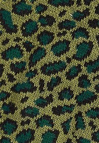 Tessuto leopardato verde e nero con un motivo a maglia testurizzato su uno sfondo verde oliva chiaro. I caratteristici punti variano per forma e dimensione.