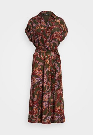 Robe portefeuille mi-longue avec base vert olive et motif cachemire rouge et violet, manches courtes, col et ceinture en tissu assortie à la taille.