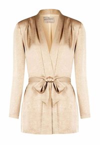 Top avvolgente in satin beige con maniche lunghe, dotato di cintura annodata in vita e un delicato motivo testurizzato sul tessuto.