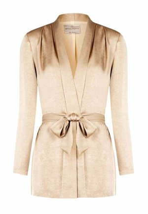 Top avvolgente in satin beige con maniche lunghe, dotato di cintura annodata in vita e un delicato motivo testurizzato sul tessuto.