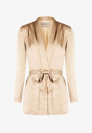 Top avvolgente in satin beige con maniche lunghe, dotato di cintura annodata in vita e un delicato motivo testurizzato sul tessuto.