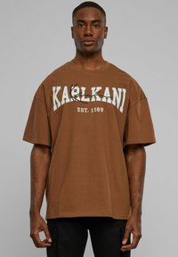 Karl Kani - UNISEX COLLEGE SIGNATURE HEAVY BOXY - Trükipildiga T-särk - brown Väikepilt 1