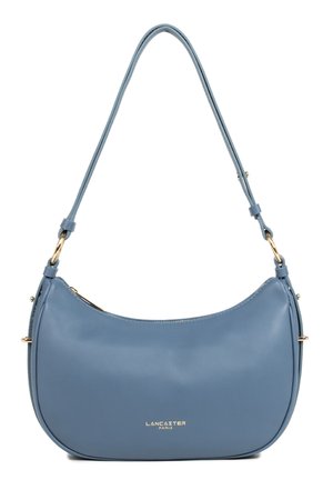 Sac bandoulière en cuir bleu clair avec des accessoires dorés, forme courbée, et logo "Lancaster Paris" en or sur le devant.