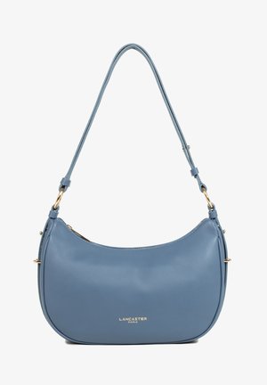 Sac bandoulière en cuir bleu clair avec des accessoires dorés, forme courbée, et logo "Lancaster Paris" en or sur le devant.