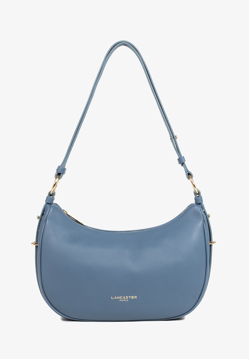 Sac bandoulière en cuir bleu clair avec des accessoires dorés, forme courbée, et logo "Lancaster Paris" en or sur le devant.
