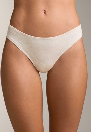 Perizoma beige senza cuciture con una larga cintura morbida, realizzato in un tessuto liscio, caratterizzato da una leggera texture e un design minimalista.