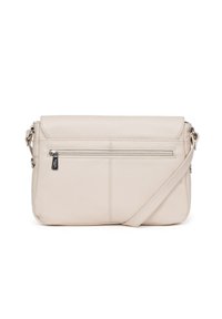 Borsa a tracolla in pelle beige con patta frontale, tasca con zip e tracolla regolabile. Esterno testurizzato con dettagli cuciti.