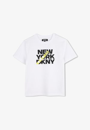 T-shirt blanc à manches courtes avec texte noir "NEW YORK DKNY" et une bande diagonale jaune verticale traversant les lettres.