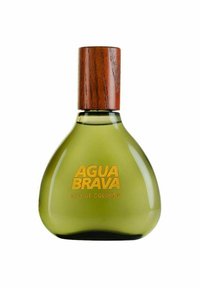 Grön glasflaska formad som en droppe med ett lock av trä. Framsidans etikett har texten "AGUA BRAVA EAU DE COLOGNE" i gyllene bokstäver.