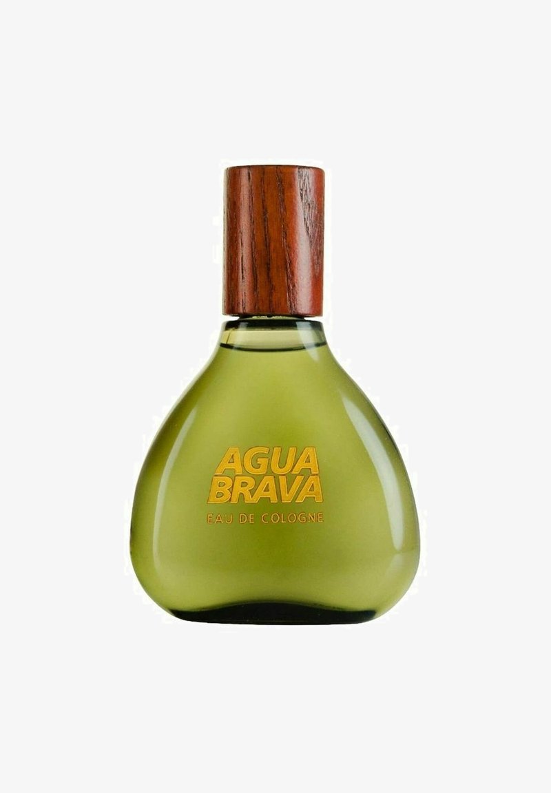 Grön glasflaska formad som en droppe med ett lock av trä. Framsidans etikett har texten "AGUA BRAVA EAU DE COLOGNE" i gyllene bokstäver.