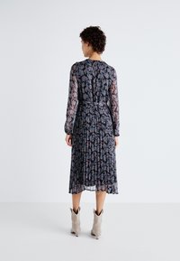 Μακριά μανίκια, midi φόρεμα από διάφανο λουλουδάτο ύφασμα με πτυχωτό φούστα, που διαθέτει εφαρμοστό κορμό και κλείσιμο με κουμπιά στο πίσω μέρος, σε ναυτικό μπλε και παστέλ χρώματα.