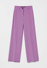 Kalhoty s vysokým pasem a širokými nohavicemi vyrobené z hladké levandulové tkaniny, s předními klopami a jedním knoflíkem na zapínání v pase.