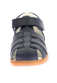 Sandalo in pelle blu navy con punta chiusa, cinturino regolabile e design del cinturino intrecciato; suola in gomma beige con finitura testurizzata.