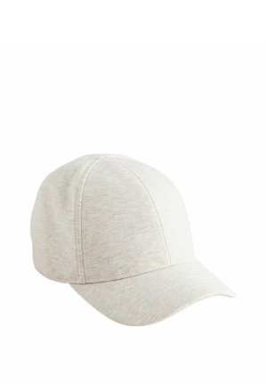 Világos bézs baseballsapka ívelt karimával, látható varrással és puha szövetes textúrával, fehér háttér előtt bemutatva.