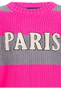 Maglione a maglia con ampie strisce orizzontali in rosa e grigio, con "PARIS" ben in evidenza in un carattere cremoso e strutturato.