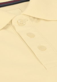 Gelbes Baumwollpolohemd mit strukturiertem Finish, ausgestattet mit drei cremefarbenen Knöpfen und einem kontrastierenden marineblauen Kragen.