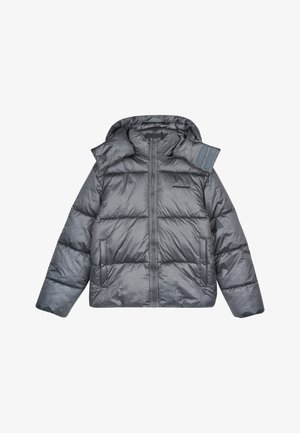 Szürke puffermek, fényes anyagból készült. Kapucnival, elülső cipzárral és oldalsó zsebekkel rendelkezik. A mellkason és a vállon logó részlet található.