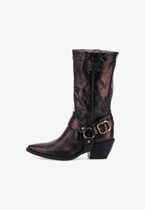 Botas de cowboy de cuero negro con un acabado metálico, punta afilada y tacón de altura media. Presentan una correa lateral con una hebilla decorativa dorada.