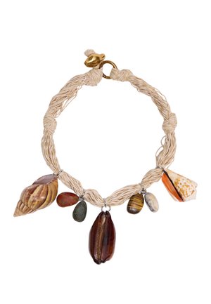 Naszyjnik z beżowym plecionym sznurkiem i siedmioma różnorodnymi zawieszkami z naturalnego kamienia i muszli, zabezpieczony okrągłym złotym zapięciem.