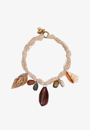 Naszyjnik z beżowym plecionym sznurkiem i siedmioma różnorodnymi zawieszkami z naturalnego kamienia i muszli, zabezpieczony okrągłym złotym zapięciem.