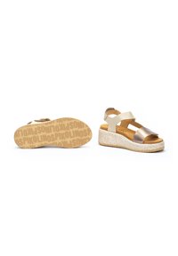 Sandalias con cuña con tiras de color dorado metálico y crema, suela beige texturizada y plantilla acolchada para mayor comodidad. Logo impreso en la suela.