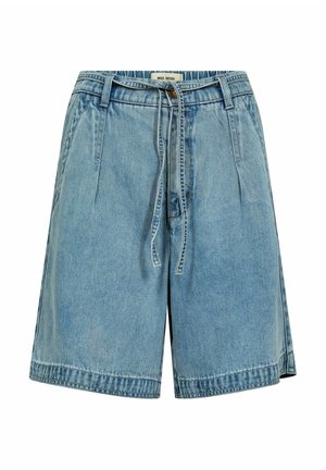 Világoskék farmer rövidnadrág redőkkel, övbújtatókkal, elülső zsebekkel és derékban megkötővel.