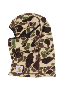 Pasamontañas de forro polar con un patrón de camuflaje en tonos beige, marrón y verde, con un borde negro y una etiqueta con el logo de Carhartt en color naranja. Textura suave.