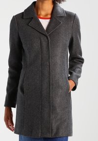Abrigo de lana gris con cuello con solapa, mangas largas, silueta recta y bolsillos laterales; textura lisa y detalles mínimos.