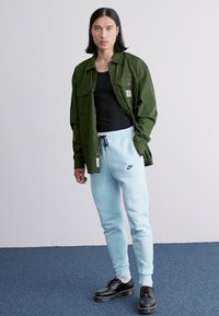 Nike Sportswear TECH JOGGER - Träningsbyxor - glacier blue