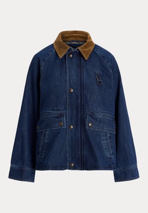 Donkere spijkerjas in blauw met een bruine ribfluwelen kraag, voorzien van twee voorzakken, zilveren hardware en een lussen detail op de linkerkant van de borst.