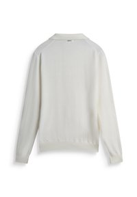 Svijetlo krem pulover s dugim rukavima i ovratnikom, rebrastim manžetama i rubom. Izrađen od mekanog materijala s glatkom teksturom i minimalnim detaljima.