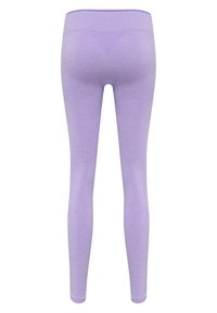 Liliowe legginsy o gładkiej fakturze, wysokim stanie i dopasowanym kroju, z delikatnymi szwami i bez widocznych wzorów.