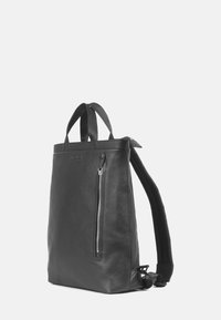 Svart läderryggsäck med en texturerad yta, utrustad med ett handtag för att bära ovanifrån, justerbara remmar och en sidoficka med dragkedja.