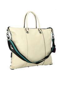 Bolso de piel blanca con superficie texturizada, dos asas, una correa negra desmontable con acentos en teal y herrajes plateados.