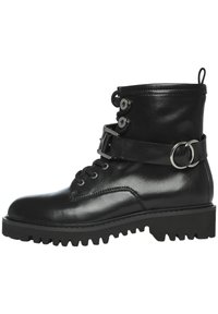Stivaletti in pelle nera con suola piatta, punta rotonda, occhielli in metallo e una fascia regolabile con una fibbia e un anello decorativo.