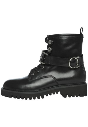 Stivaletti in pelle nera con suola piatta, punta rotonda, occhielli in metallo e una fascia regolabile con una fibbia e un anello decorativo.