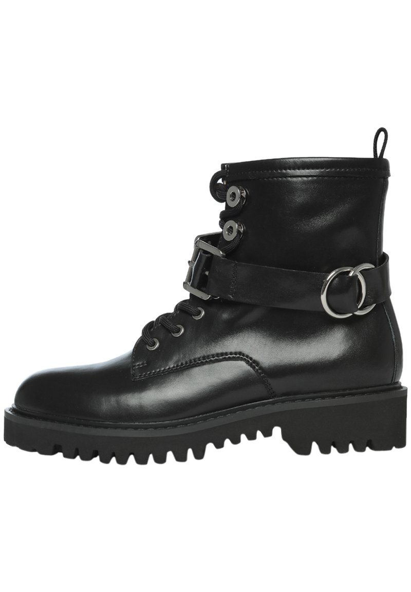 Stivaletti in pelle nera con suola piatta, punta rotonda, occhielli in metallo e una fascia regolabile con una fibbia e un anello decorativo.